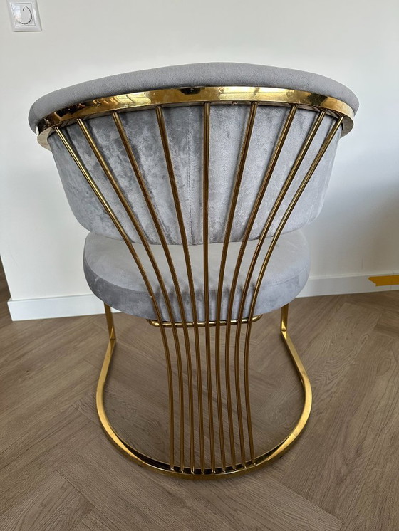 Image 1 of Lussuoso tavolo da pranzo in marmo (130 cm) con gamba a clessidra color oro + 4 sedie in velluto