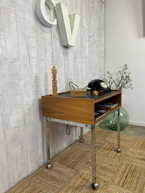 Image 1 of Modernistische bijzettafel uit de jaren 70