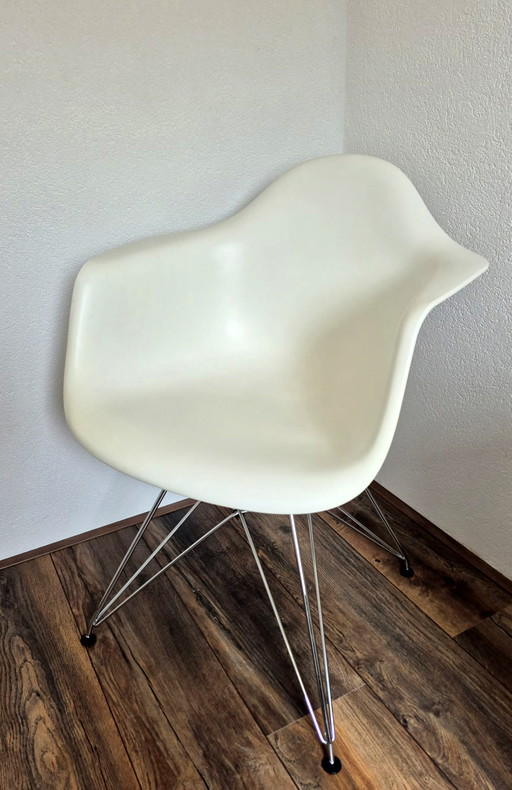 Vitra Eames DAR. ZGAN
