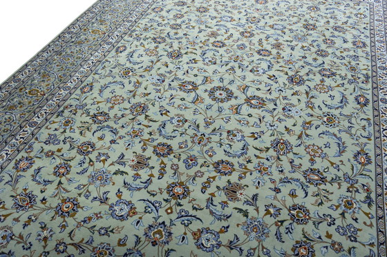 Image 1 of Tappeto in sughero Kashan annodato a mano – 423 x 304 cm – Pregiato tappeto orientale color verde pistacchio con motivi floreali