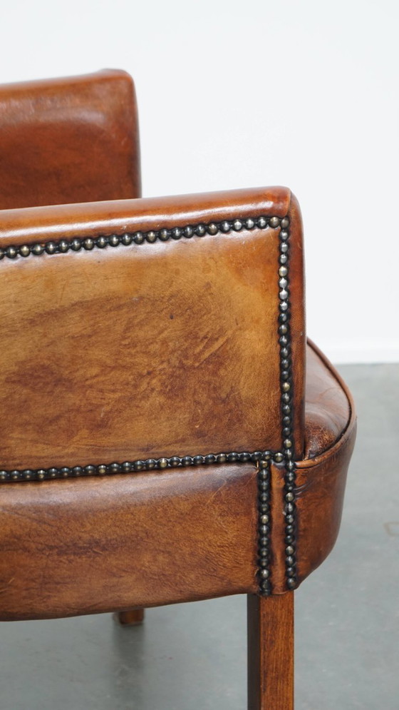 Image 1 of Chaise de salle à manger/de chevet en peau de mouton couleur cognac avec accoudoirs