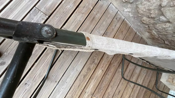 Image 1 of Vintage opklapbaar militair veldbed van kaki groen canvas en metaal.