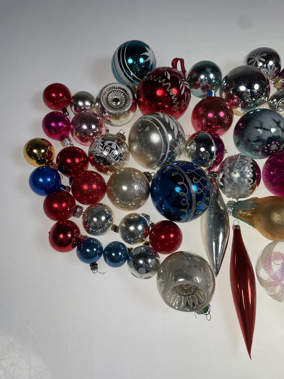 Image 1 of Grand lot de plus de 340 boules de Noël anciennes en verre.