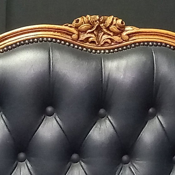 Image 1 of Irresistibile divano Chesterfield vittoriano a due posti in blu navy: un vero colpo d'occhio!
