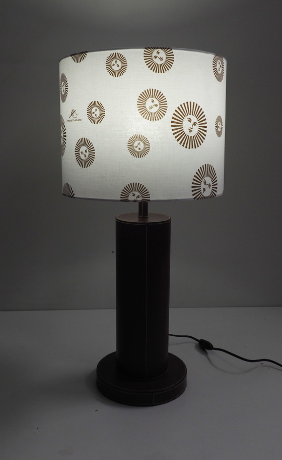 Image 1 of  Leder-Tischlampe/ Schatten Fornasetti-Stoff