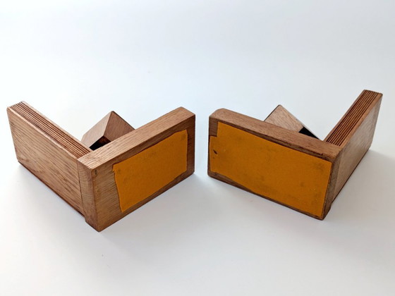 Image 1 of Fermalibri in legno di metà secolo con cubo smaltato, design geometrico modernista, anni '60
