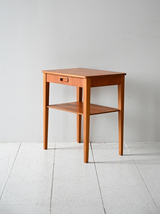 Image 1 of Table de nuit scandinave vintage en teck avec étagère et poignée sculptée