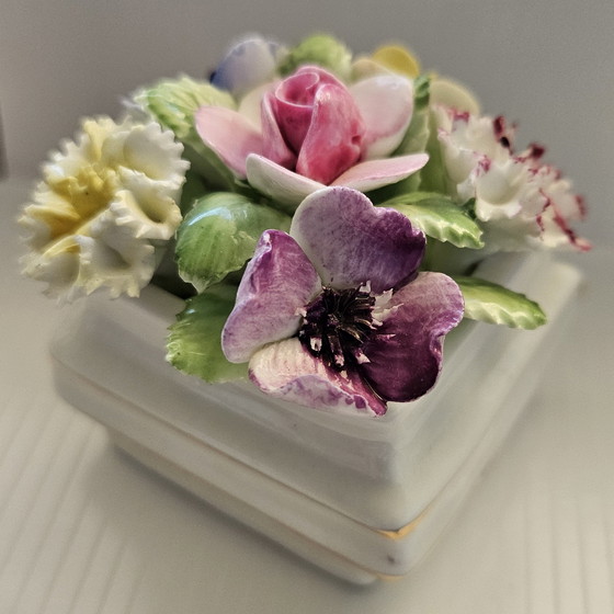 Image 1 of Figure en porcelaine Royal Doulton : Fleurs dans un pot carré