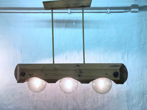 Hanglamp van Temde, gemaakt van hout en glas, met drie lichtpunten, in brutalistische stijl uit de jaren 70.