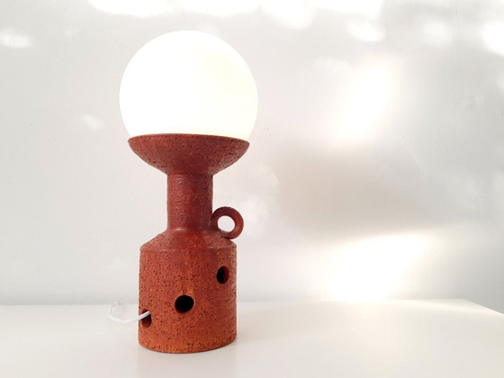 Image 1 of Vintage keramieken oranje tafellamp met glazen bol, chamotte klei, oranje brutalist aardewerken mcm lamp