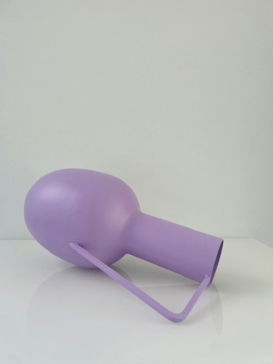 Image 1 of Pichet en métal lilas avec grande anse 30 cm