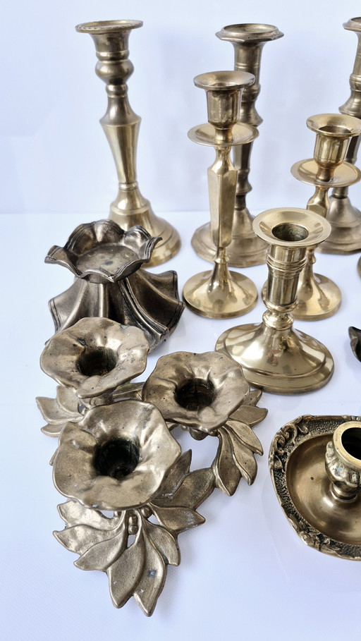 Collezione di 11 portacandele in ottone, che spaziano dallo stile antico a quello brutalista, per un peso di oltre 4,3 kg.
