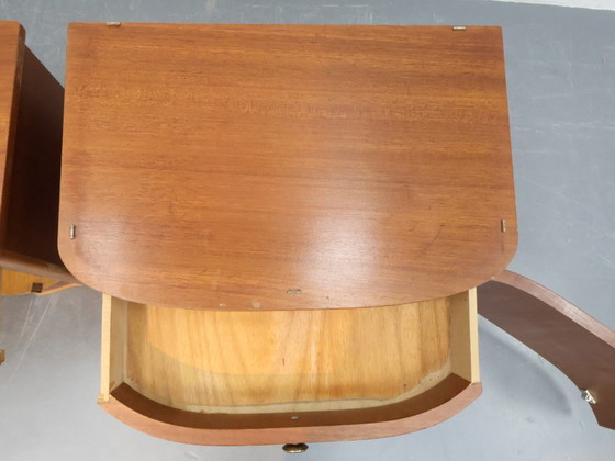 Image 1 of Ensemble de tables de chevet vintage en acajou avec poignées en laiton
