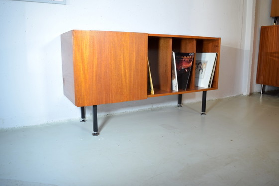 Image 1 of Vintage teakhouten vinylplatenkast/dressoir in mid-century stijl.