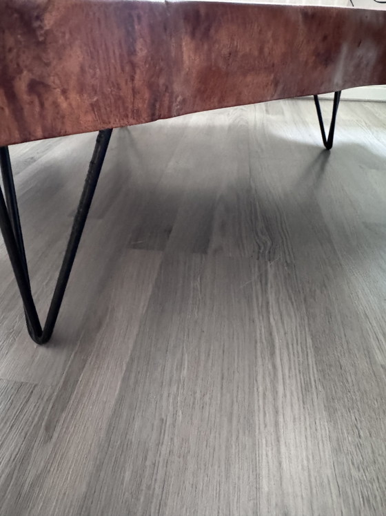 Großer Couchtisch aus massivem Akazienholz, 132 x 118 x 31 cm – Couchtische, Wood (photo 4 of 8)