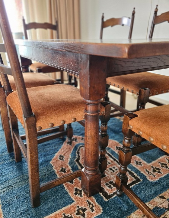 Image 1 of Massief eikenhouten eettafel met 6 bijpassende stoelen 