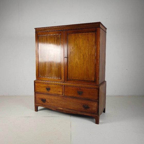 Image 1 of Armoire à linge anglaise en acajou du début du XIXe siècle, vers 1820-1840.