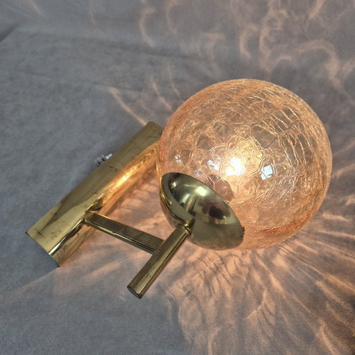 Set van twee Fischer 724/1 messing wandlampen met craquelé glazen bol, mid-century stijl, E14 fitting.