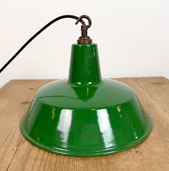 Image 1 of Industriële groene emaille hanglamp van Revo, jaren 1950.