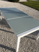 Preciosa mesa de jardín de diseño con cristal esmerilado.
