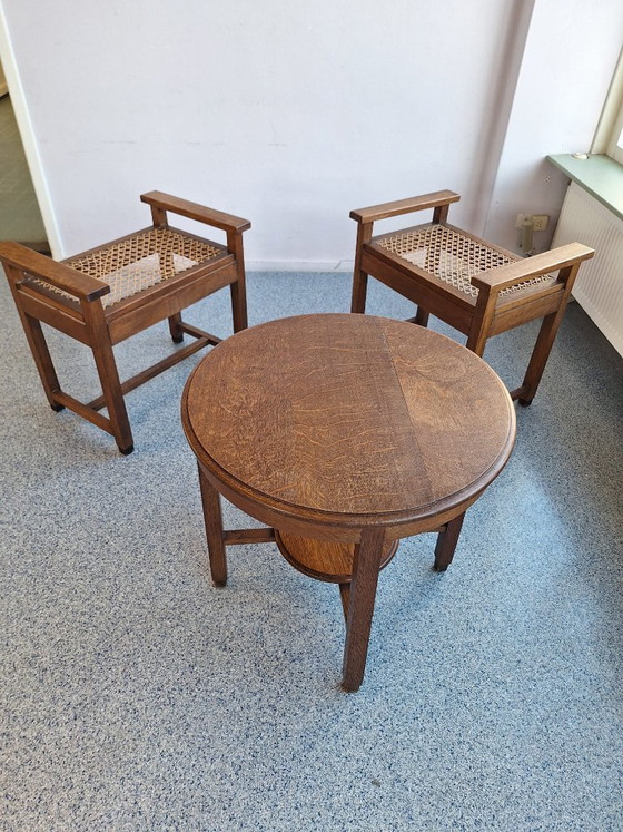 Image 1 of Conjunto de dos sillas bajas y mesa de centro de la Escuela de Ámsterdam.