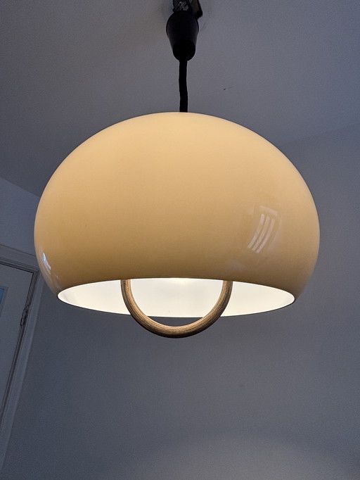 Lampada a sospensione vintage in plexiglass marrone/beige anni '70 con pendente a tirante e maniglia in legno