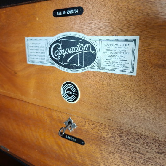 Image 1 of Armadio da uomo Compactom Ltd modello JCH con cassetti segreti – Inghilterra, ca. 1920