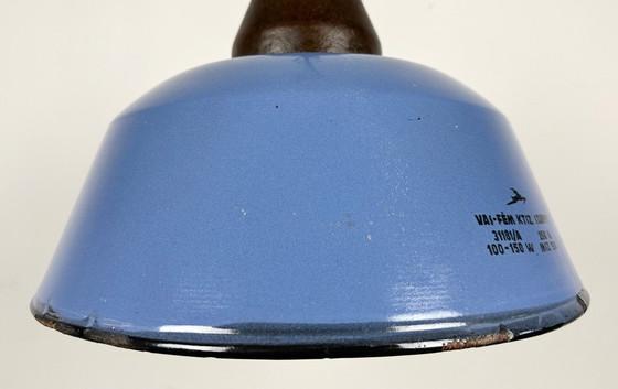 Image 1 of Suspension industrielle en fonte émaillée bleue avec abat-jour en verre, années 1960