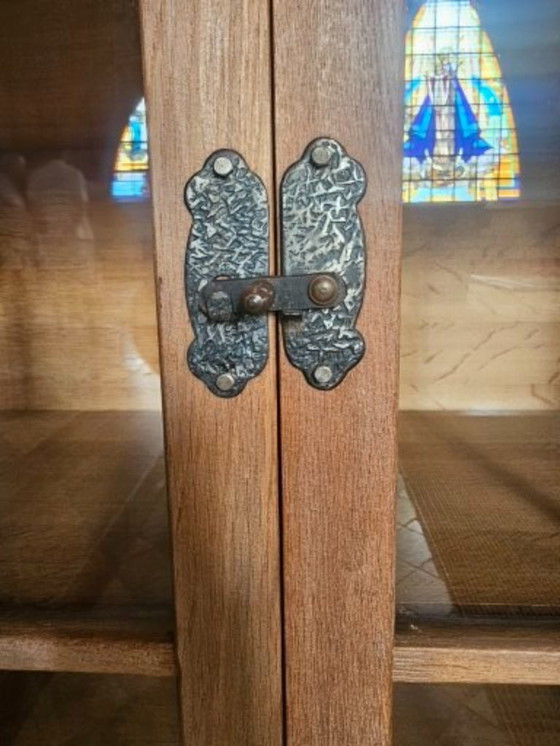 Image 1 of Vitrine d'église provenant de l'église historique de Schulen – chêne massif – pièce patrimoniale unique (vers 1960)