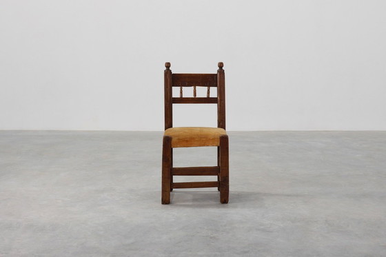 Image 1 of Sedia laterale spagnola in rovere intagliata a mano del XIX secolo con seduta in velluto