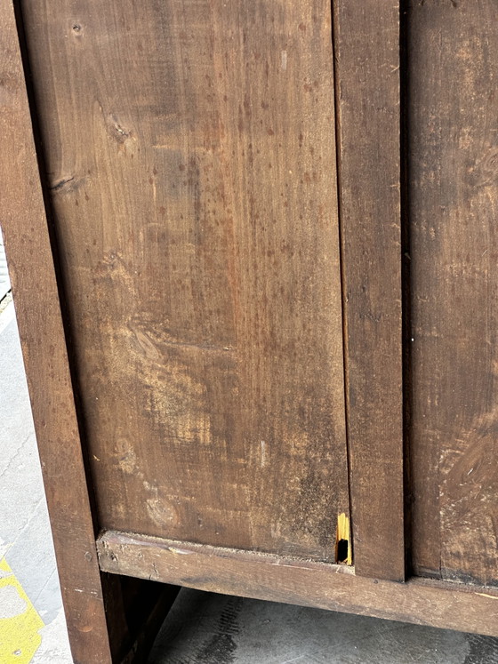 Image 1 of Antiker Kleiderschrank/Schrank im spanischen Stil aus Massivholz mit geschnitzten Paneelen