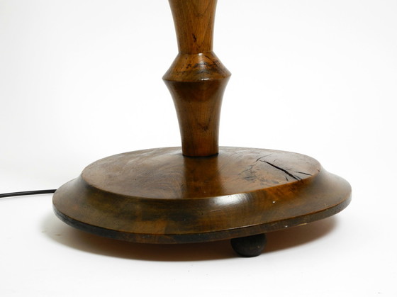 Image 1 of Preciosa lámpara de pie grande original alemana de los años 30 de madera de roble oscuro sin pantalla