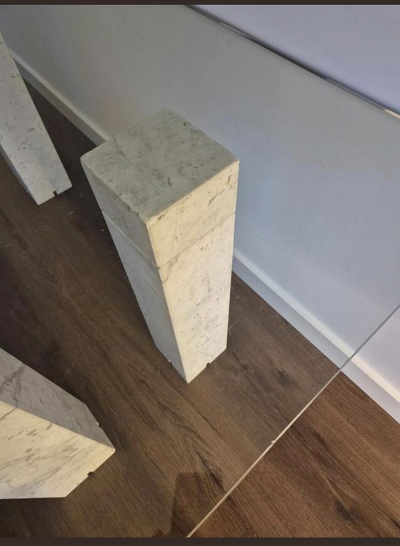 Image 1 of Table de salle à manger vintage avec colonnes en marbre et plateau en verre