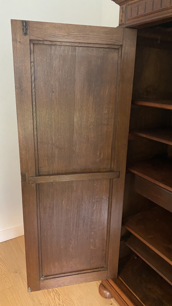 Image 1 of Magnifique armoire antique élégante avec beaucoup d'espace de rangement et 3 tiroirs