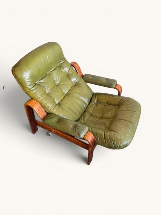 Juego de 2 sillones verde oliva – Göte Möbler, Suecia, años 70 – Sillas y sillones, Wood, Leather (photo 2 of 10)