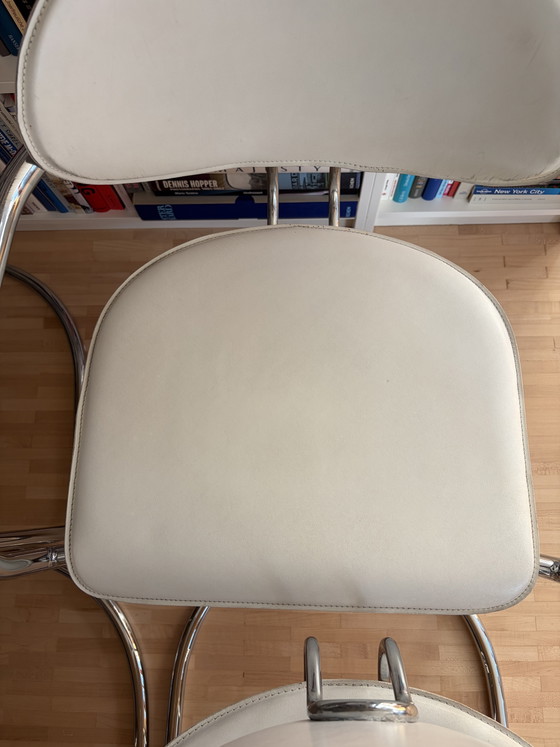 Image 1 of 6 hoogwaardige cantileverstoelen met chromen frame en witte Skai-bekleding.