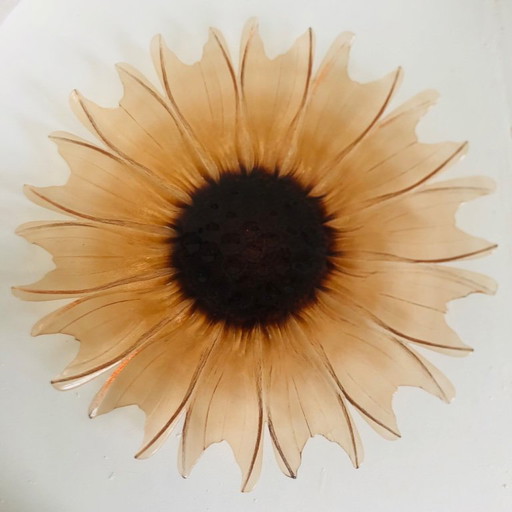 Plato con forma de girasol en vidrio moldeado y prensado, circa 1960.