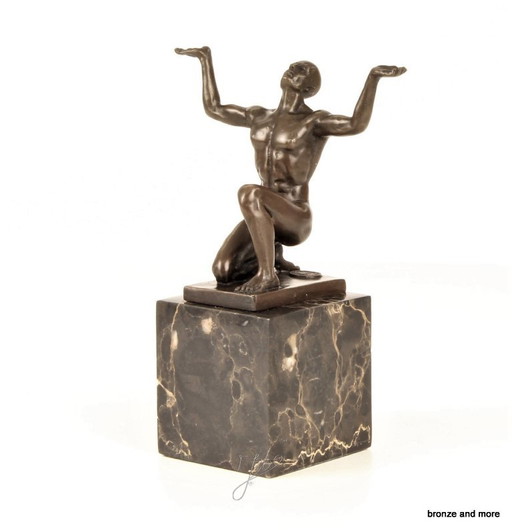Statue en bronze d'Adonis adorant
