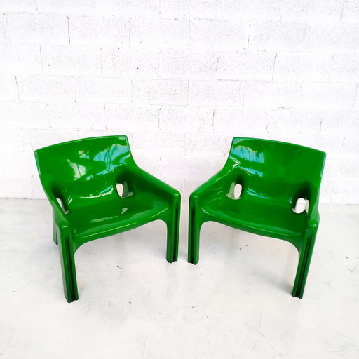 Pair of Vicario plastic armchairs by Vico Magistretti for Artemide, 1970s