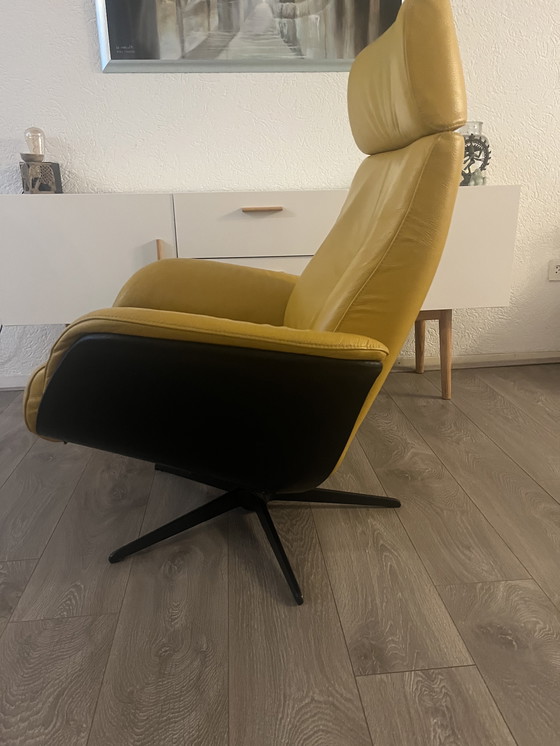 Image 1 of Fauteuil inclinable design en cuir véritable jaune ocre