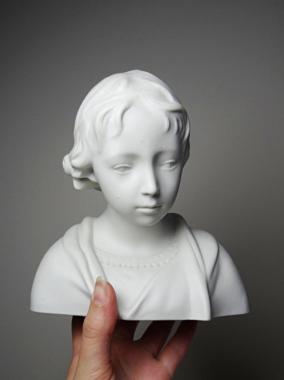 Image 1 of Busto de un niño en bizcocho de porcelana blanca de Limoges, obra de Camille Tharaud.