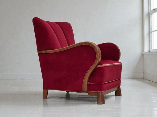 Fauteuil danois des années 1960, revêtement en velours rouge, bois de chêne.