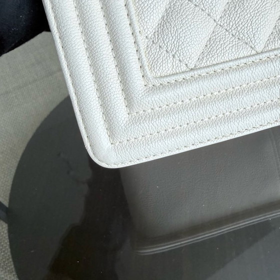 Image 1 of Chanel Boy Medium - Caviar 25CM Crème Wit Verouderde Goudkleurige Hardware Serie 26