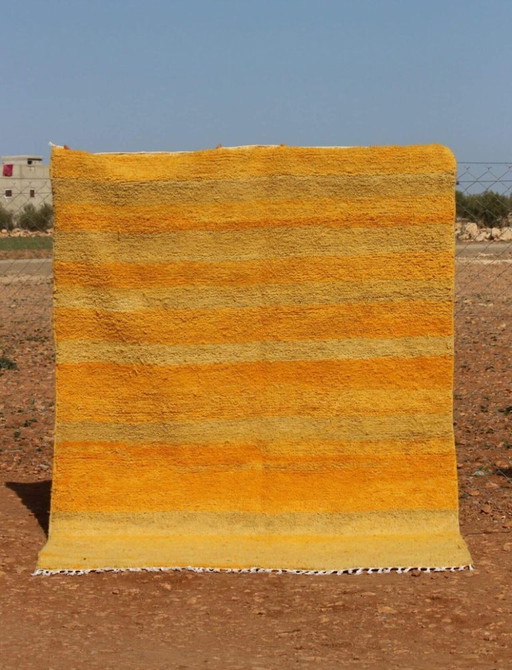Prachtig geel wollen vloerkleed van 200 cm x 250 cm.