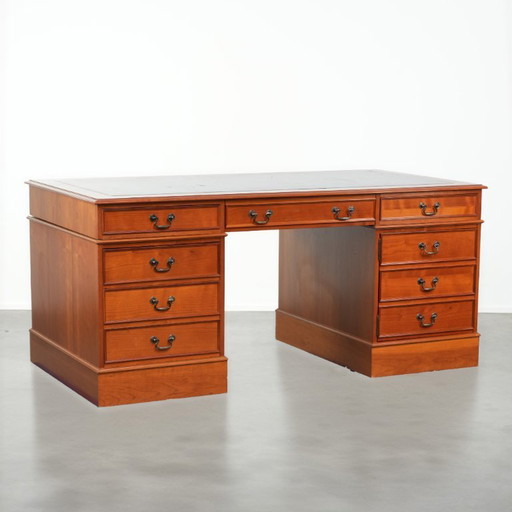 Groot klassiek houten bureau in Engelse stijl met 4 lades en een blauw lederen blad