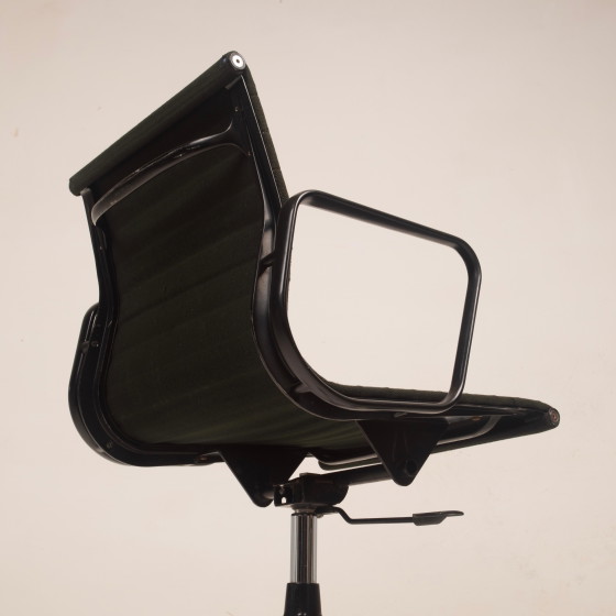 Charles & Ray Eames Zwart Aluminium Bureaustoel, eind 20e eeuw, voor ICF – Bureaustoelen, Metal, Modern (photo 17 of 20)