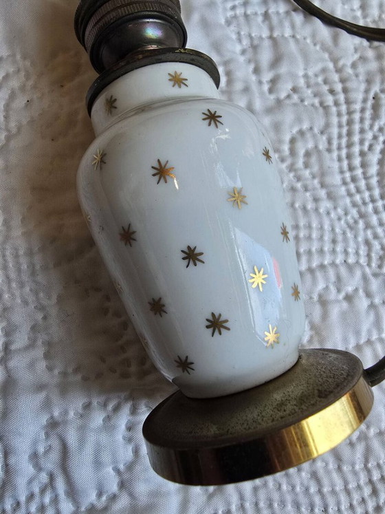 Petite lampe vintage en porcelaine blanche étoilée avec abat-jour à franges – Textile (photo 3 of 5)