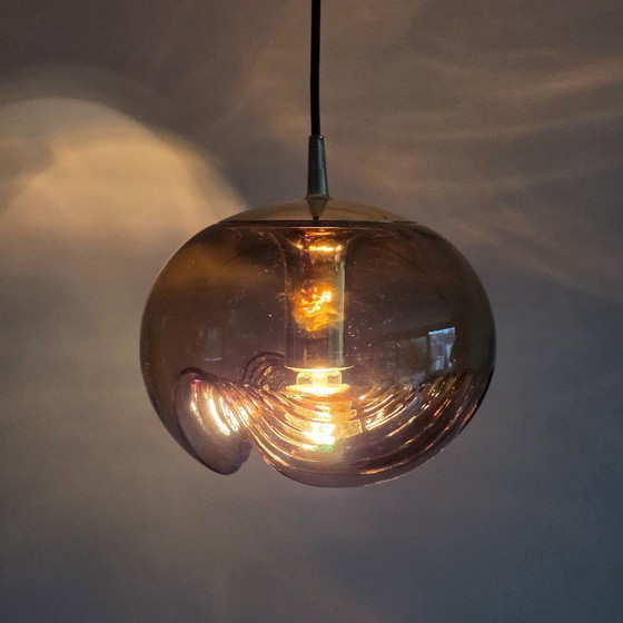 Image 1 of Vintage Space Age hanglamp – Peill & Putzler “Wave” / “Futura” – 1970s Duitsland – Rookglas en Metaal – Ø 26 cm. Goud.