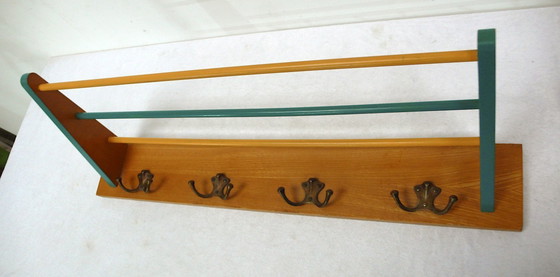 Image 1 of 50er 60er Garderobe Hakenleiste mit Hutablage, 4 Doppelhaken auf Buche Rahmen mit Grün und Orange, Mid Century Modern
