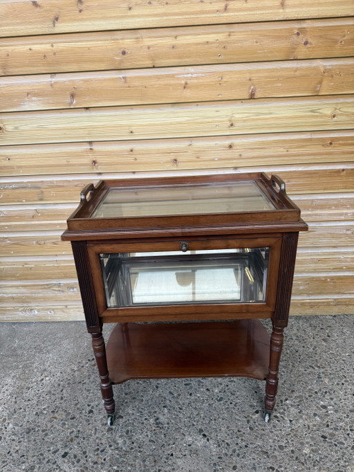 Vintage theekastje met geslepen glas